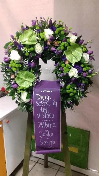 Žalni venec z vrtnicami in trakom, Cvetličarna Rosa Vita